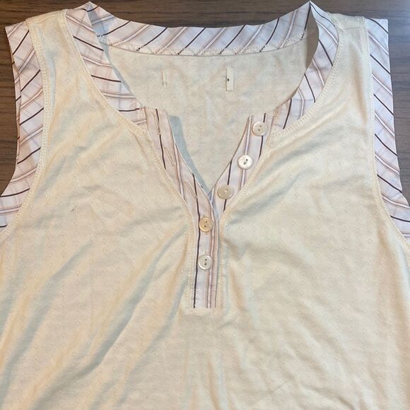 No Brand Women’s Cream/White Striped Button Top - Picture 2 of 3